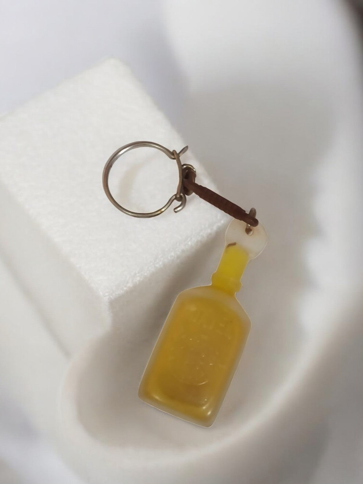Porte-clés vintage bouteille jaune publicitaire rétro ancien objet d'occasion