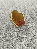 Pin's vintage Roger coquillage doré émaillé badge ancien (Ref 6)