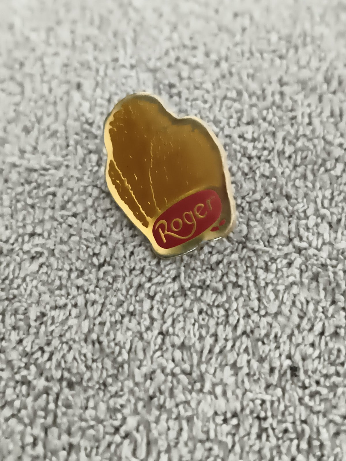 Pin's vintage Roger coquillage doré émaillé badge ancien (Ref 6)