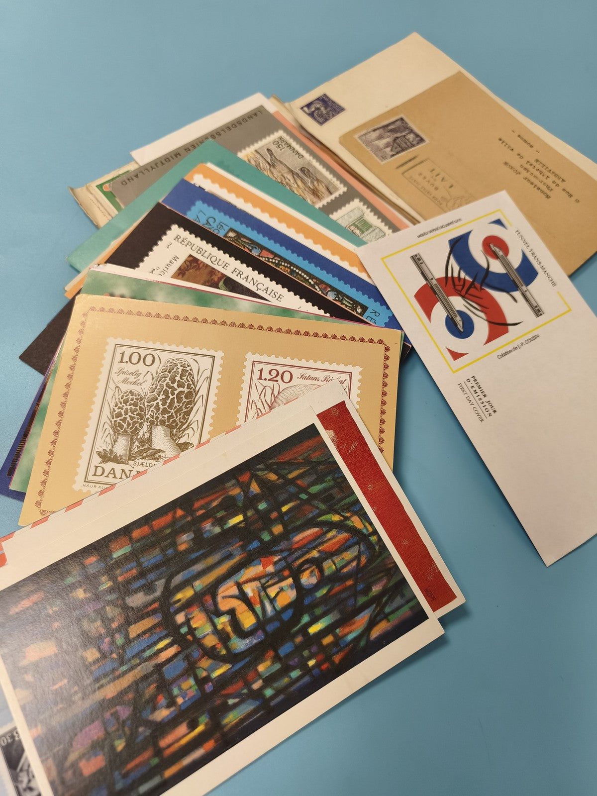 Gros lot timbres FDC premiers jour d?émission et enveloppes à trier divers
