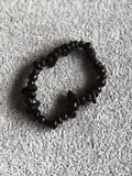 Bracelet élastique pierres naturelles foncées perles irrégulières