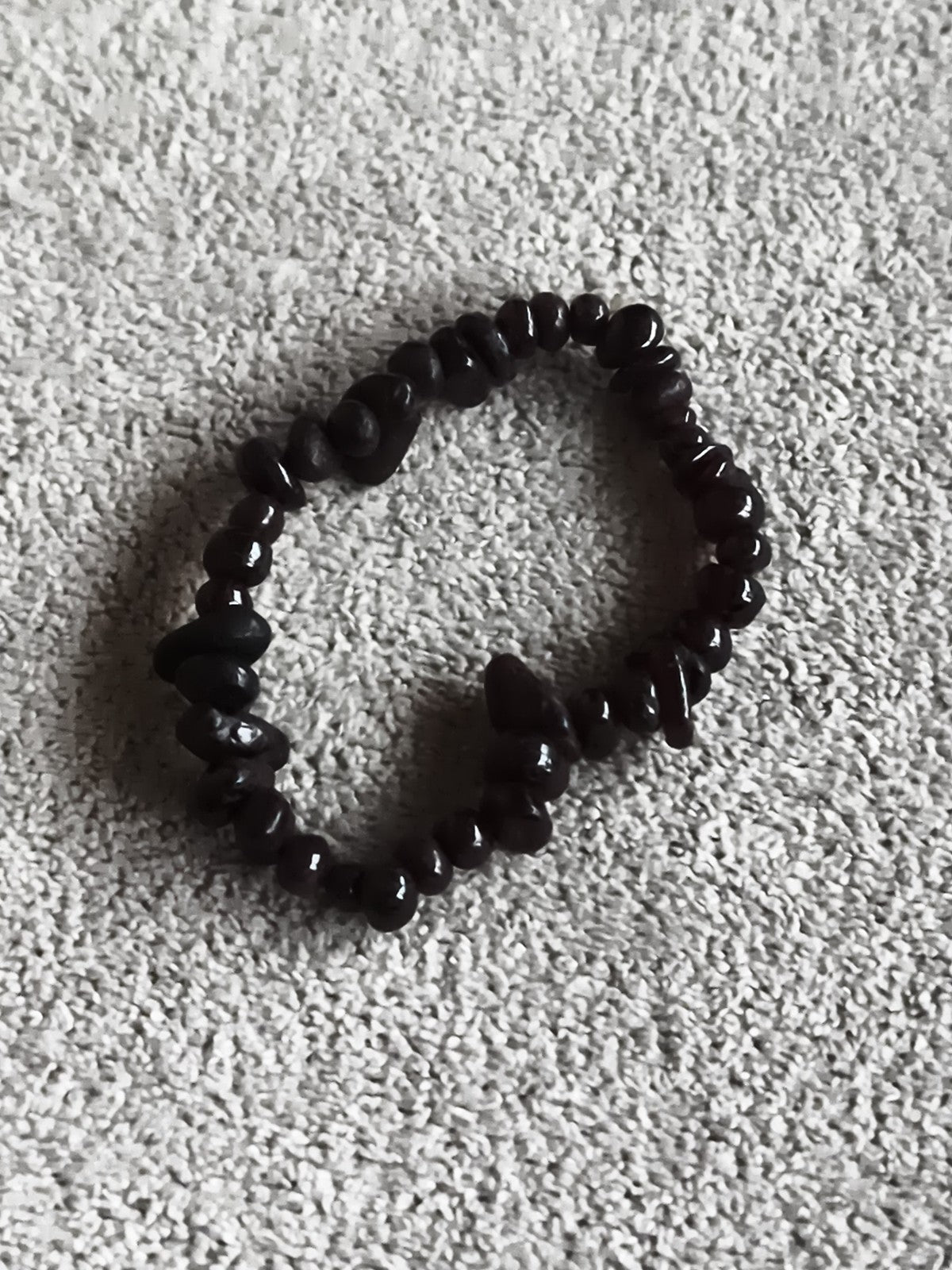 Bracelet élastique pierres naturelles foncées perles irrégulières