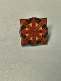 Pin's vintage émaillé motif flèches rouges et noires, collection rétro (Ref 7)