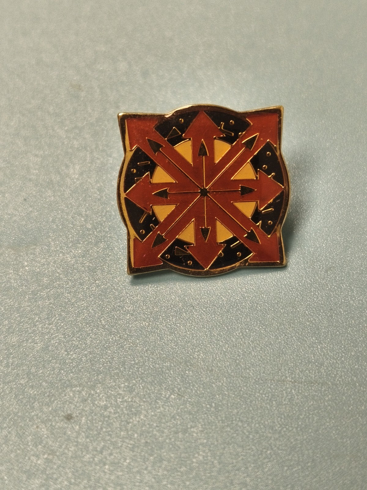 Pin's vintage émaillé motif flèches rouges et noires, collection rétro (Ref 7)