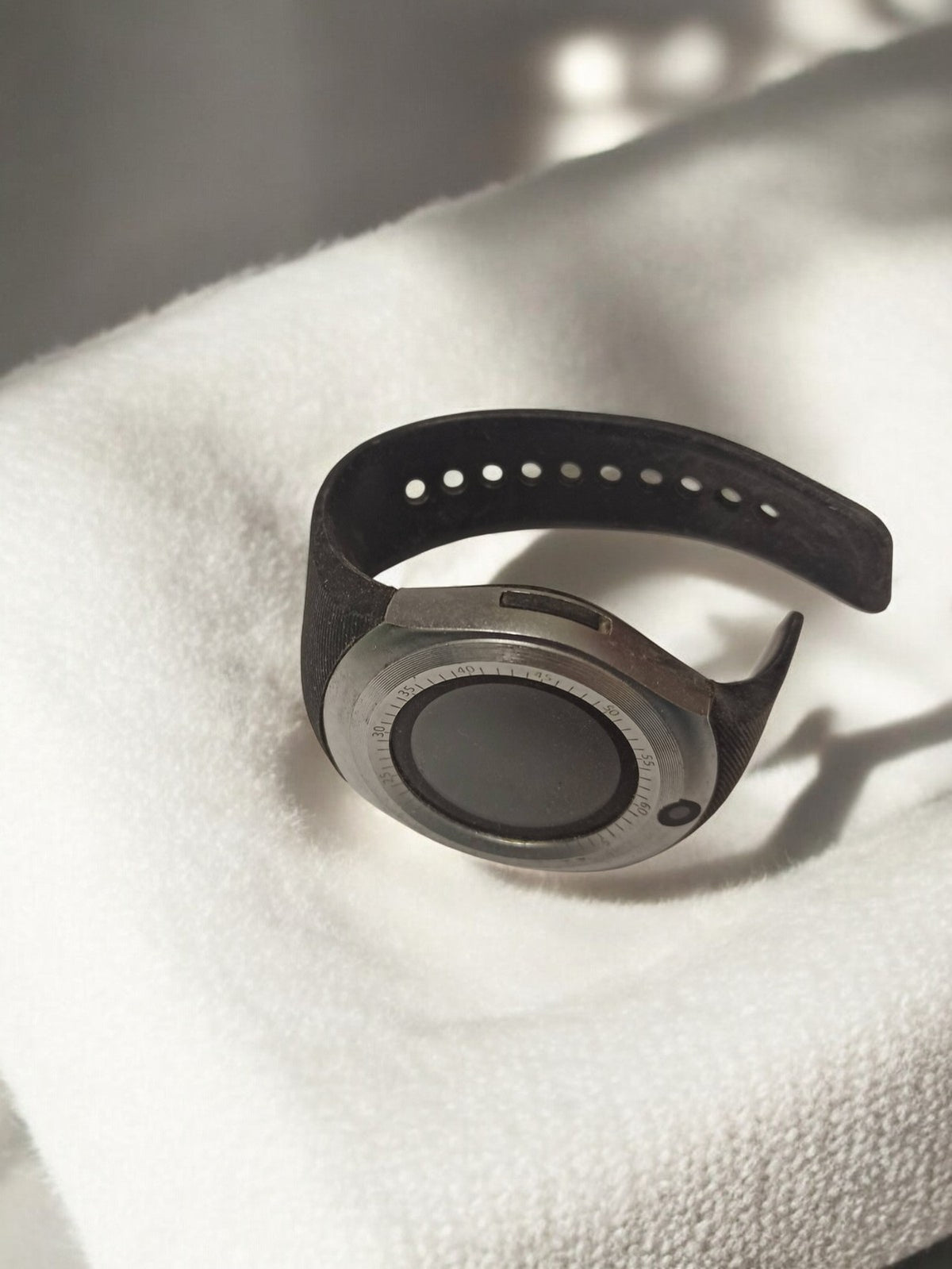 Montre homme vintage design rétro à réviser, cadran minimaliste ancien