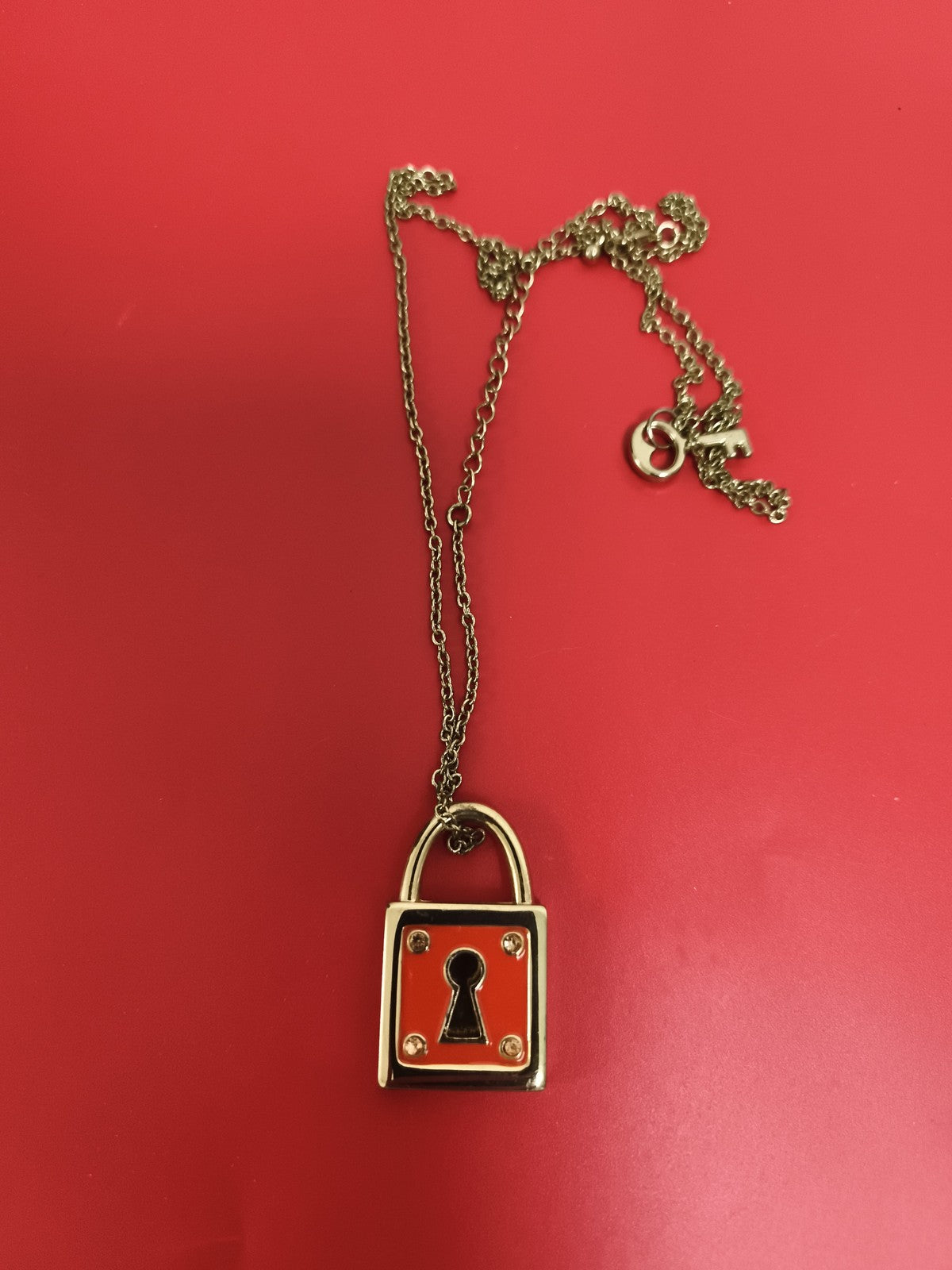 Collier pendentif cadenas vintage, finition dorée et rouge, deadstock, bijou fan