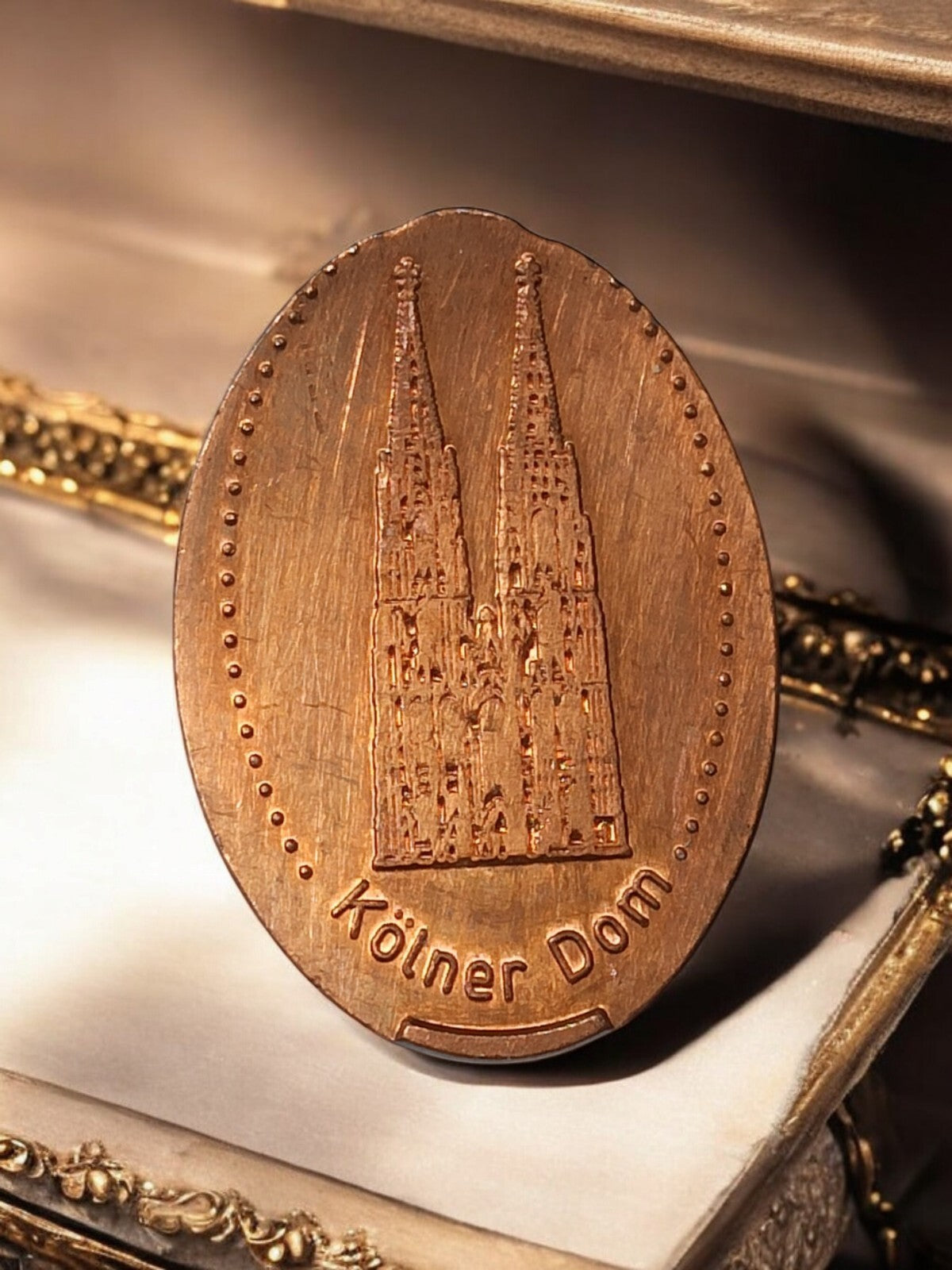 Miniature Kölner Dom en résine, souvenir cathédrale de Cologne, ovale brun