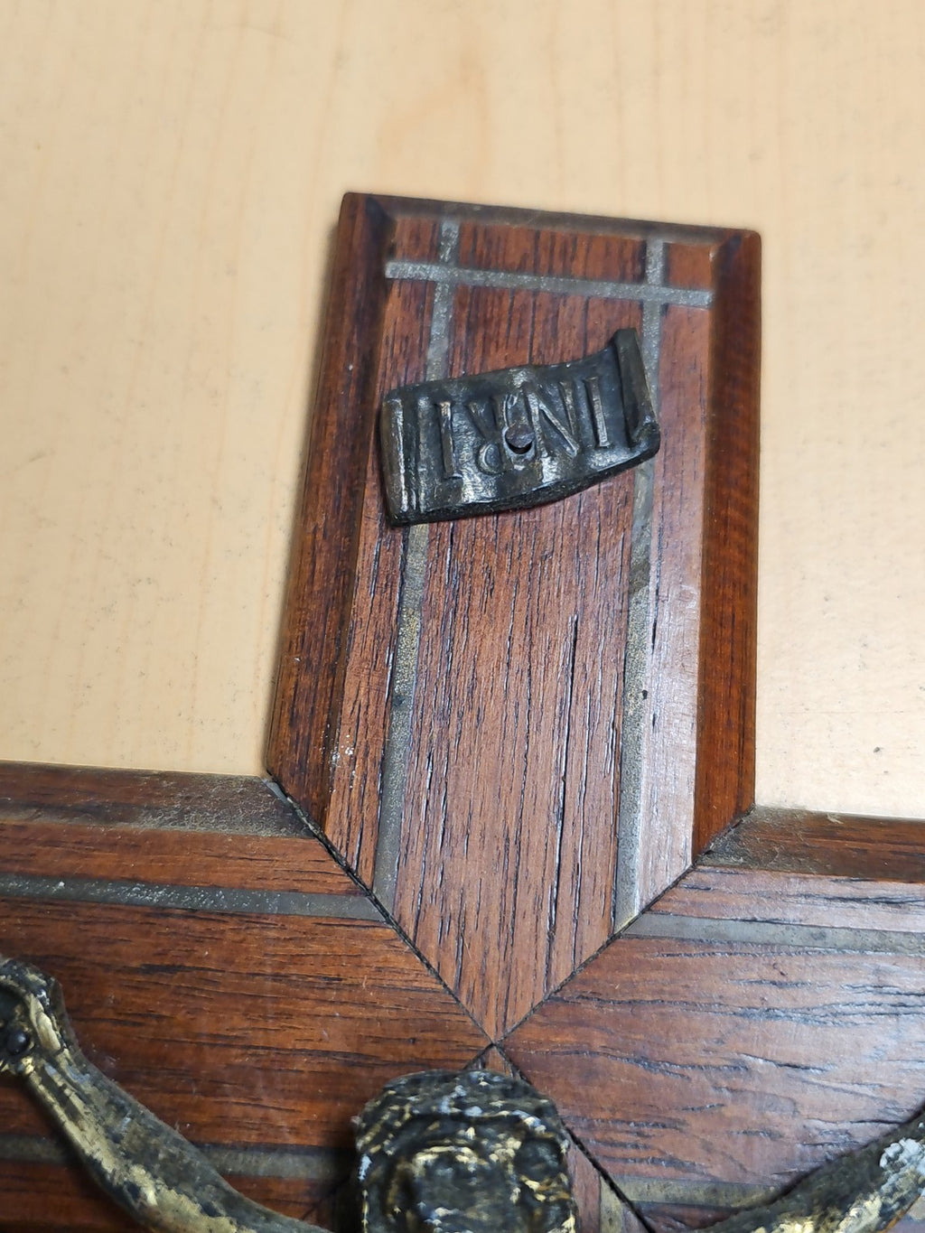 Ancienne croix murale vintage en bois et bronze, grand crucifix religieux rétro