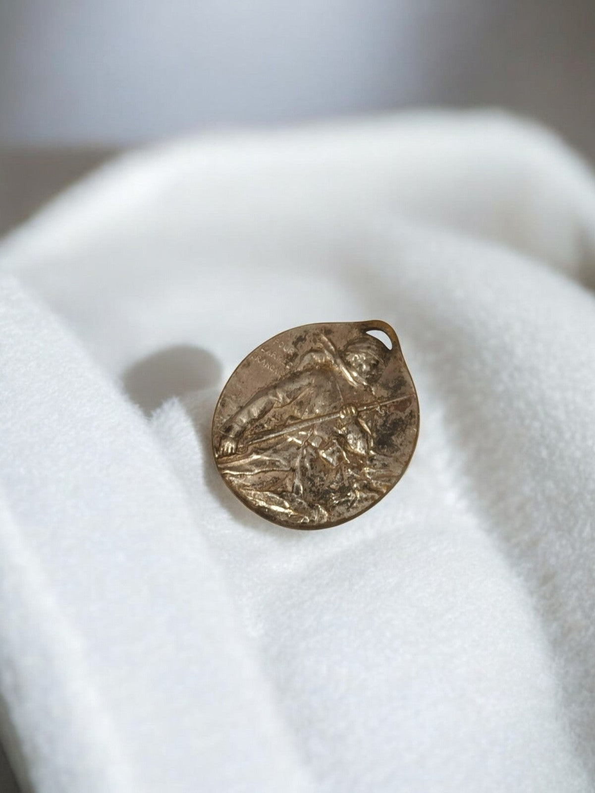 Médaille religieuse ancienne vintage, ronde, finition dorée, objet de piété rétr