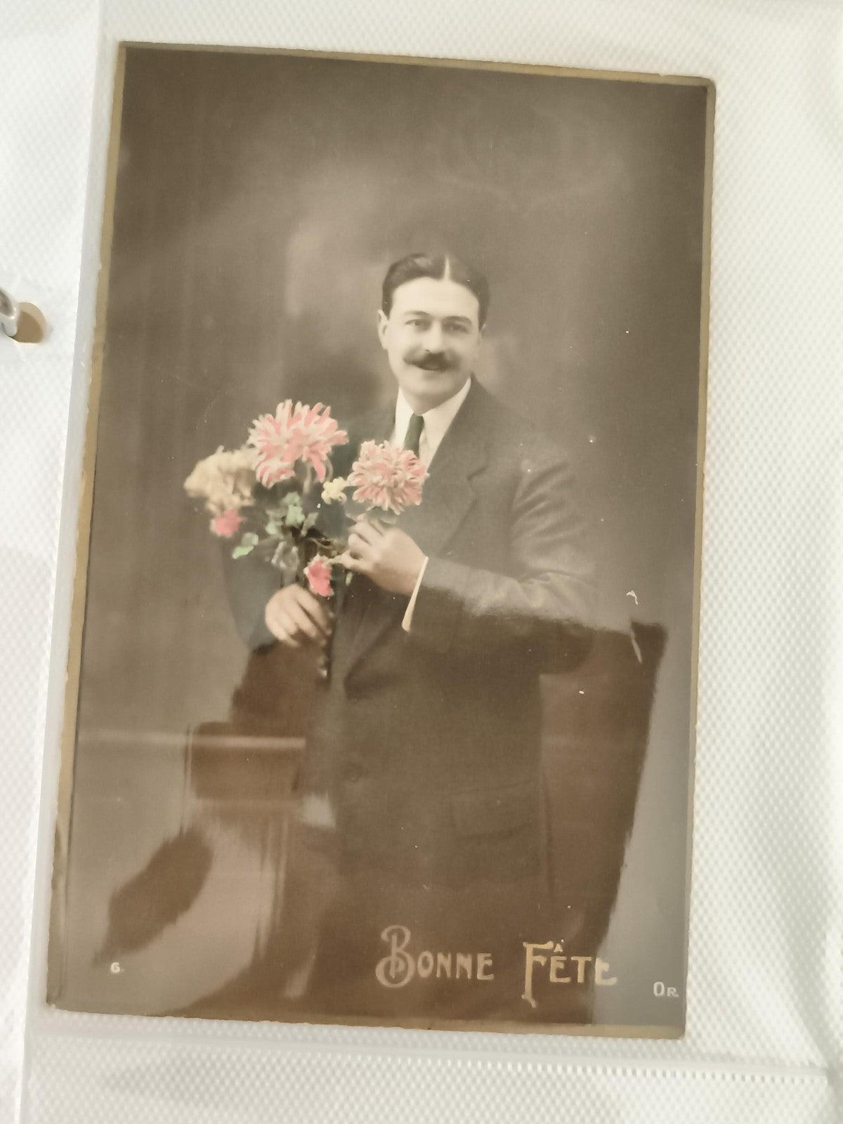 Carte postale ancienne Bonne Fête homme costume fleurs début XXe vintage