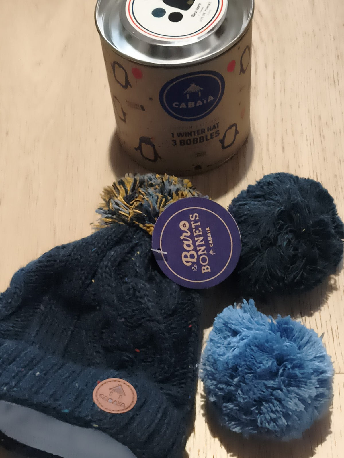 Bonnet Cabaia bleu marine pompons interchangeables neuf avec boîte