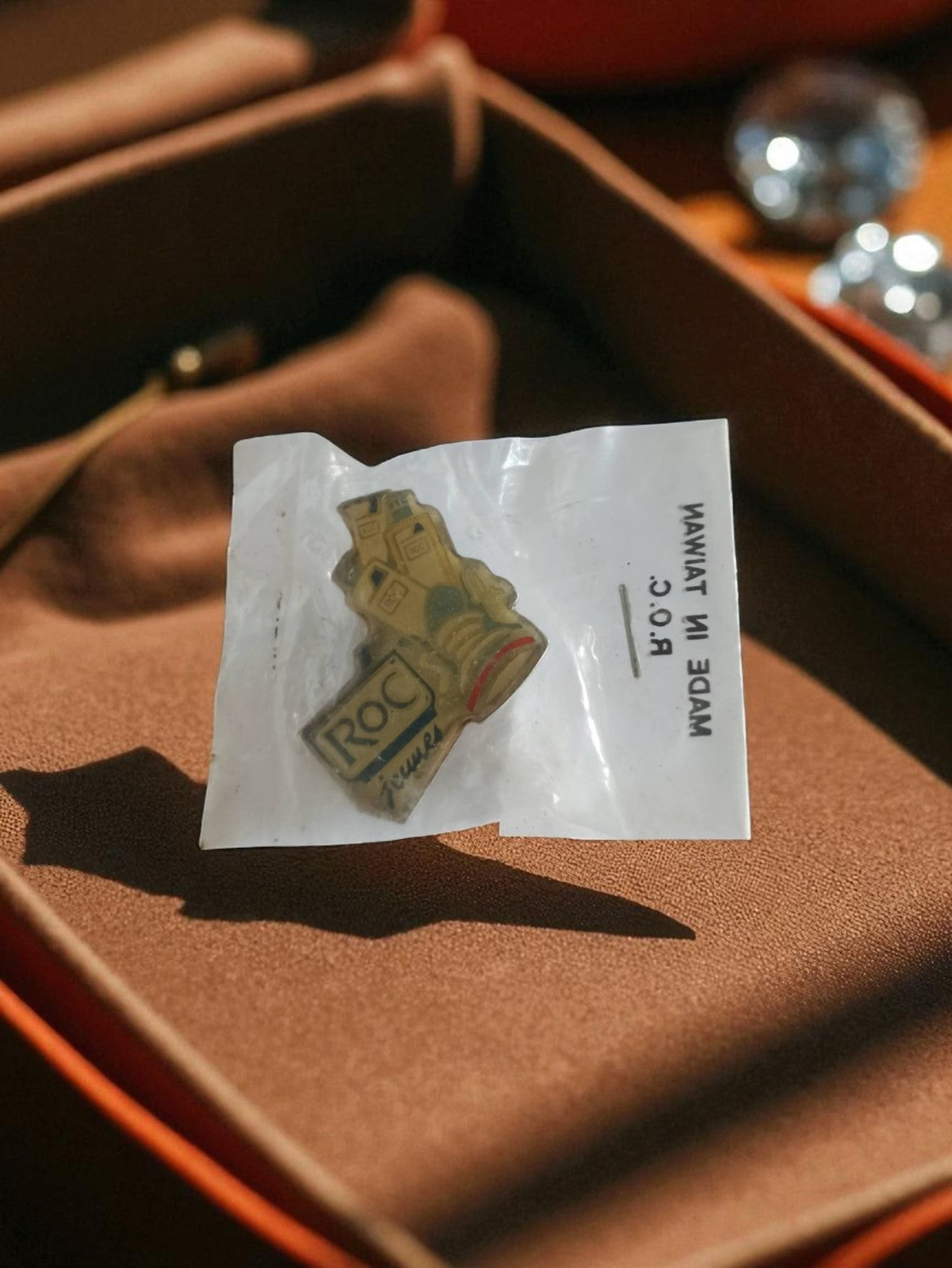 Pin's publicitaire ROC vintage rétro années 80-90 sous sachet neuf ancien badge