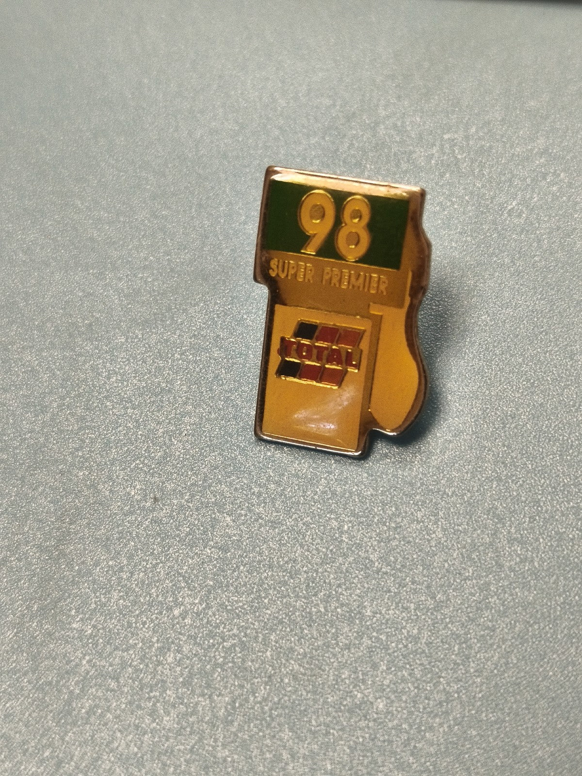Vintage pin's Total 98 Super Premier essence, collection carburant (Ref 7)