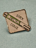 Pin's vintage Scotch Stick Colle publicitaire forme losange vert blanc