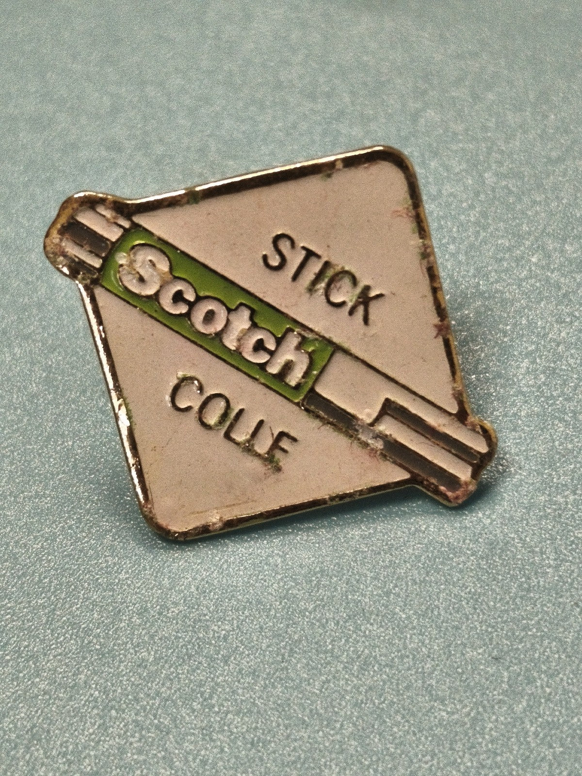 Pin's vintage Scotch Stick Colle publicitaire forme losange vert blanc