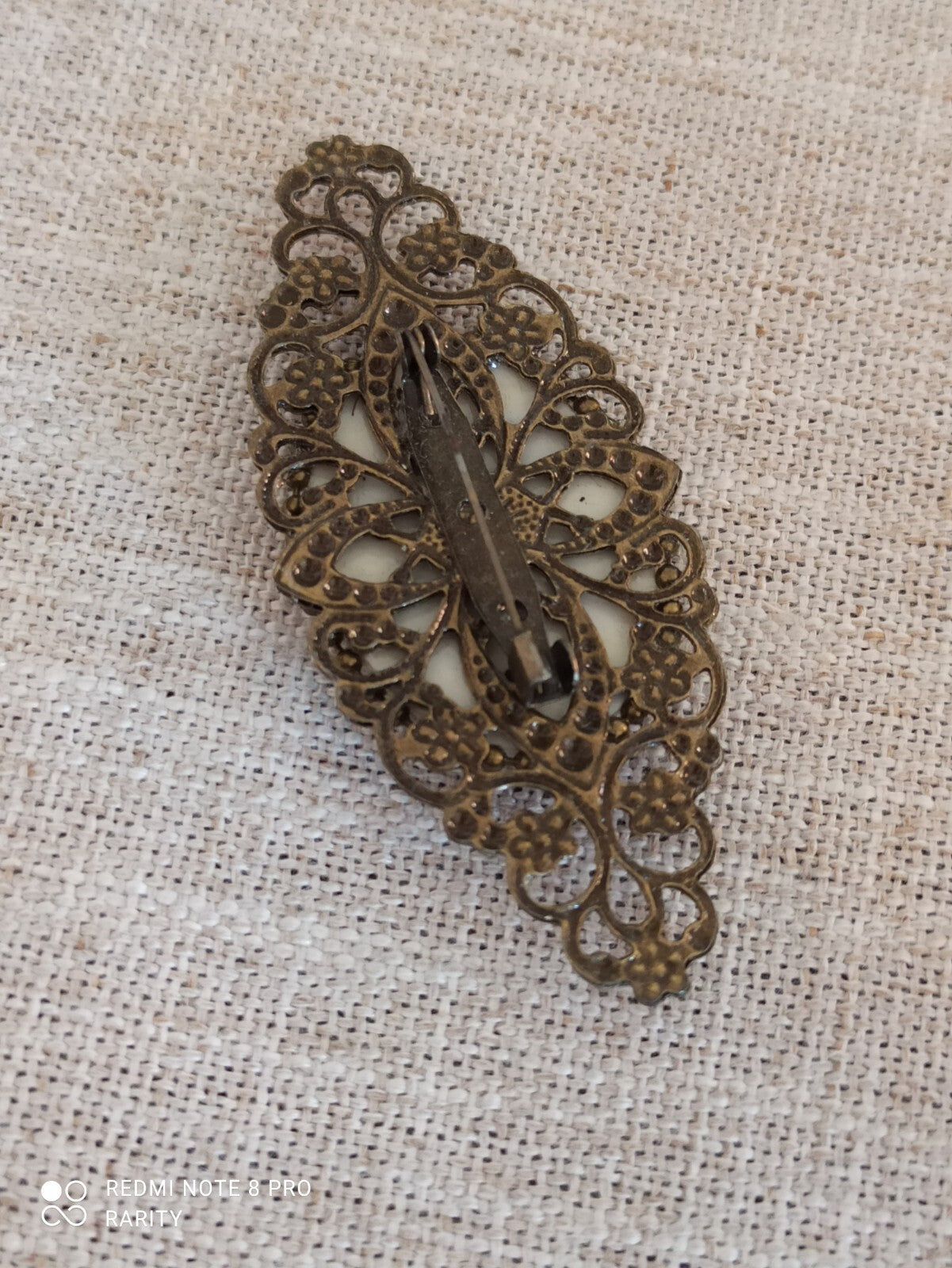 Broche ancienne vintage filigranée, ovale émaillée, pierre blanche rare