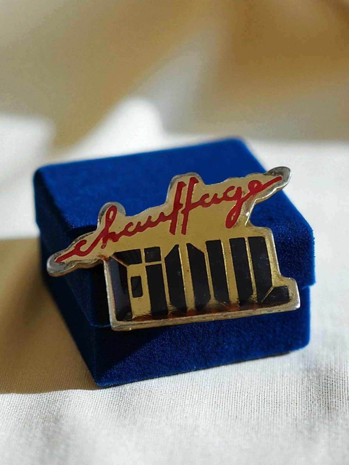Pin's publicitaire vintage Chauffage Fidul édition limitée, logo émaillé