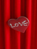 Pin's vintage cœur LOVE rouge rétro badge années 80-90 publicitaire ancien