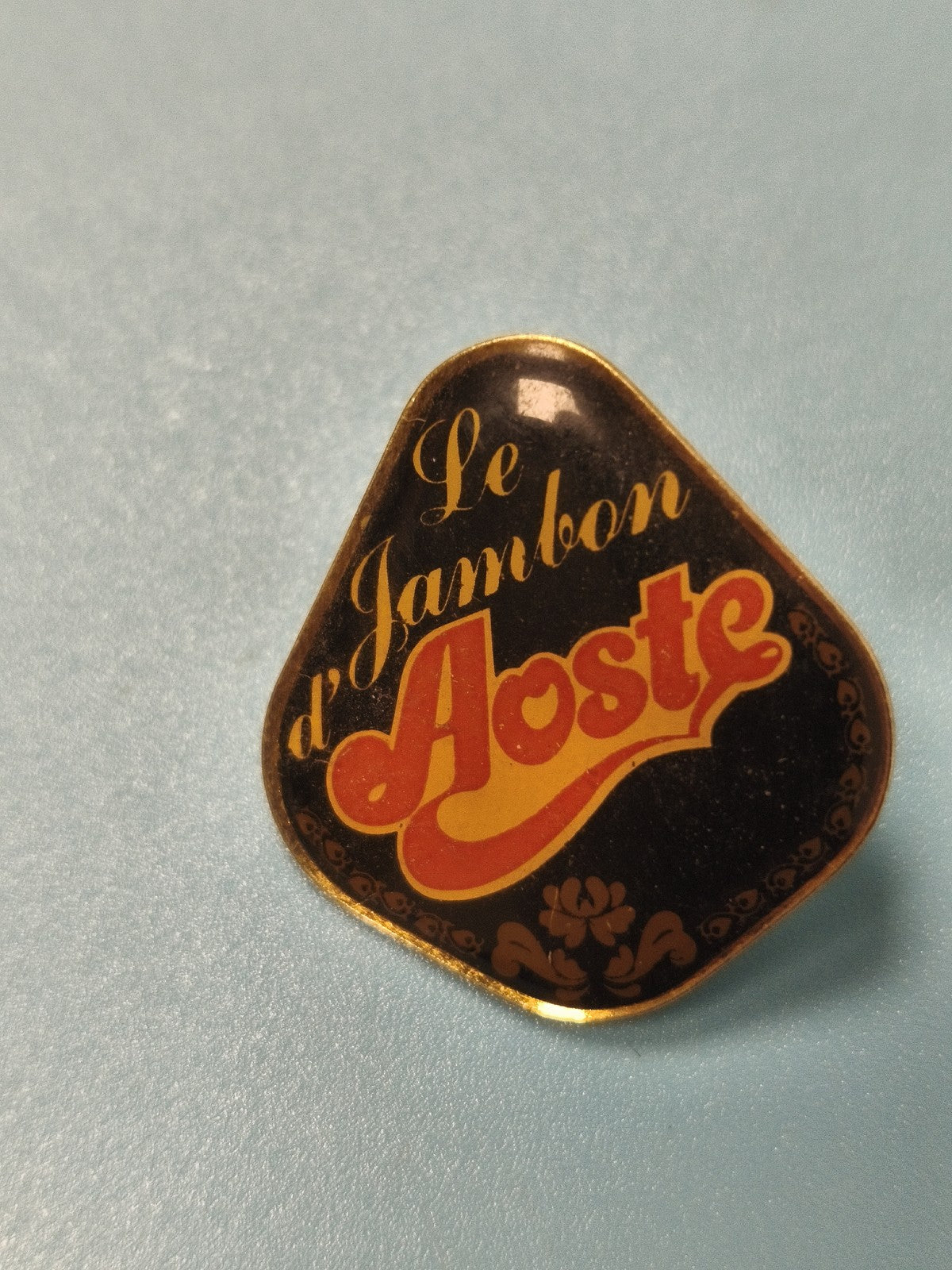 Vintage pin's publicitaire Le Jambon d'Aoste noir et doré collection (ref 11)