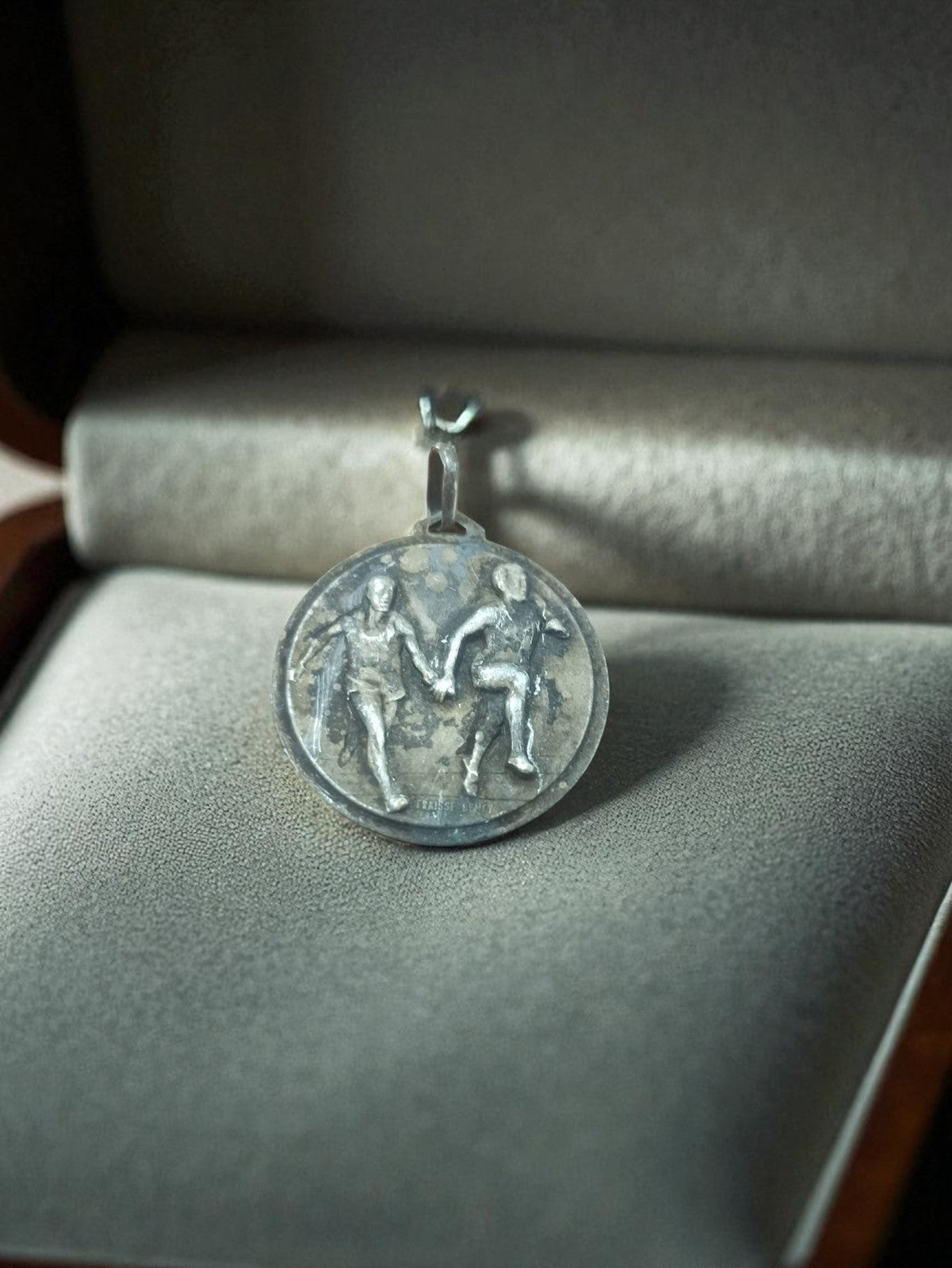 Médaille ancienne sport vintage, relief coureurs, finition argentée rétro