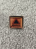 Pin's Delco Chassis vintage carré logo triangle Ref 8 badge auto