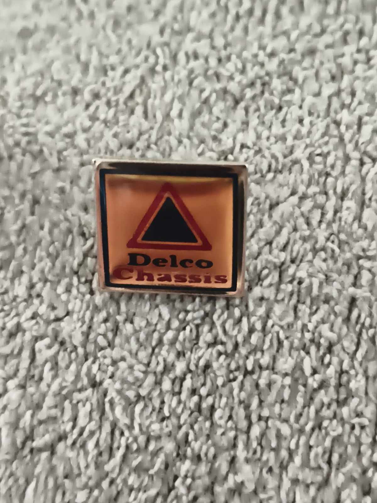Pin's Delco Chassis vintage carré logo triangle Ref 8 badge auto