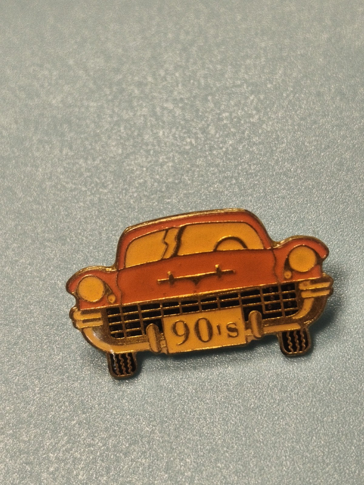 Vintage pin's voiture orange années 90 rétro, collection automobile (Ref 9)