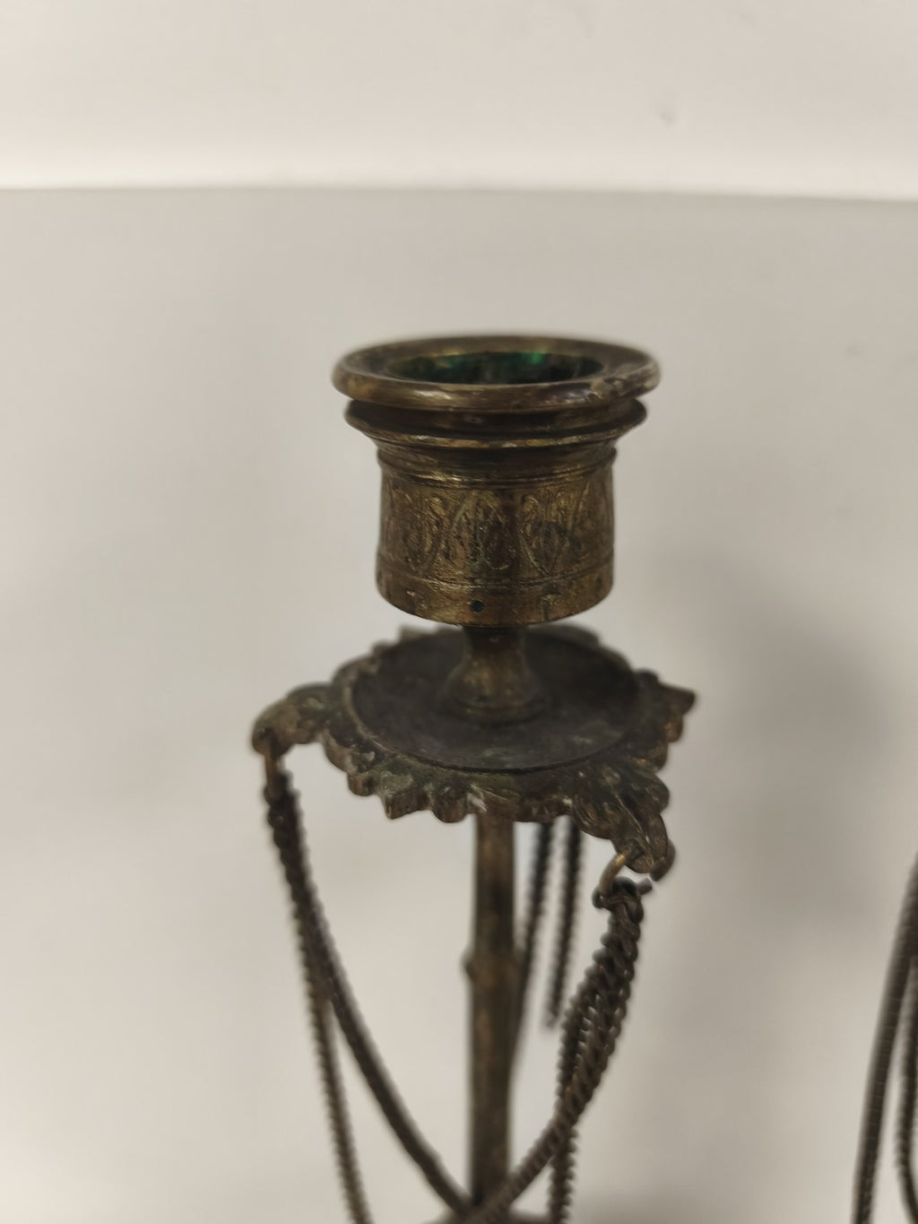 Paire de chandeliers en bronze XIXe, chaînettes et plateaux festonnés