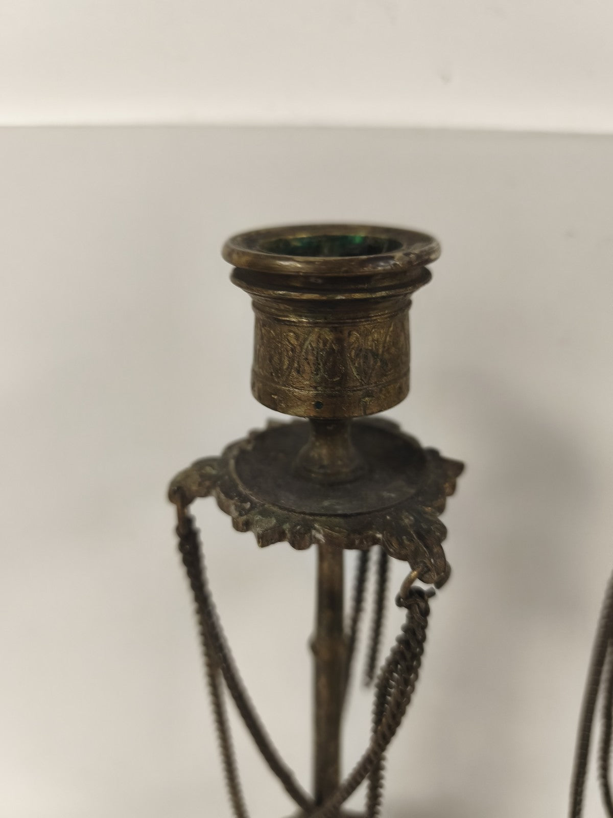 Paire de chandeliers en bronze XIXe, chaînettes et plateaux festonnés