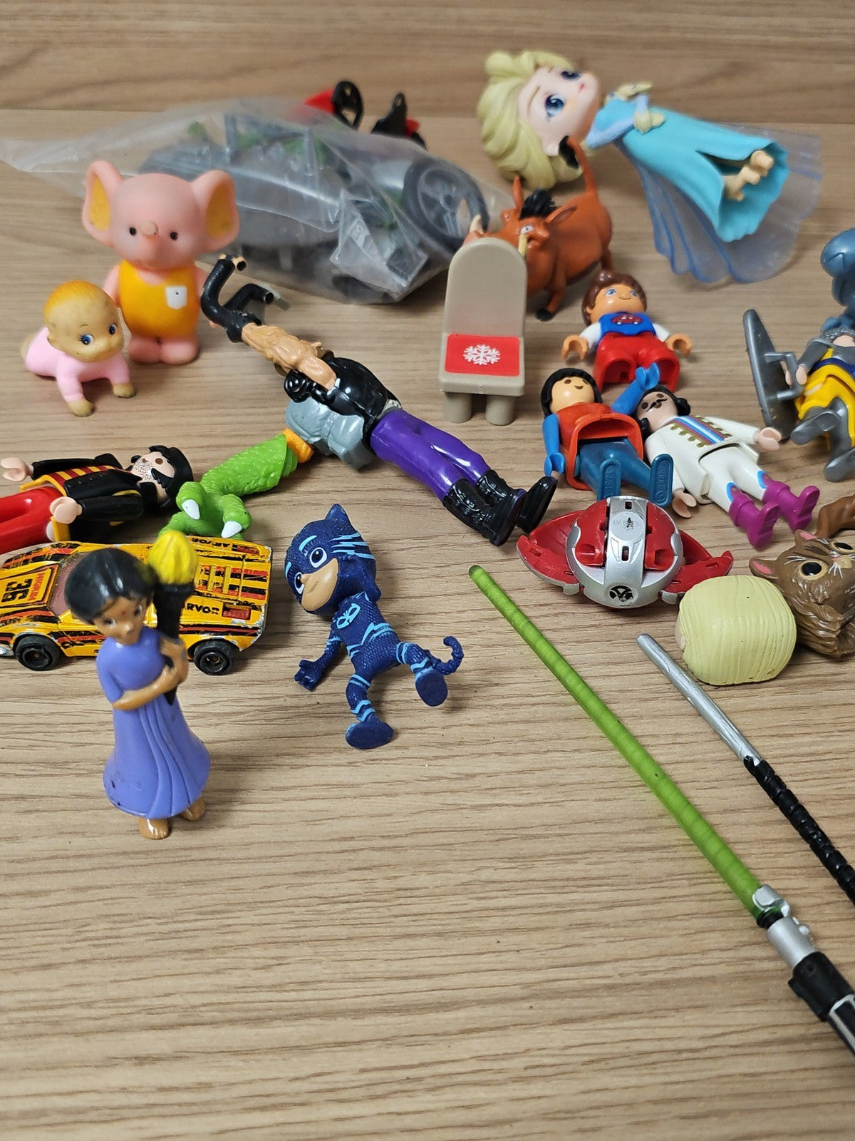 Lot figurines jouets divers enfants garçon fille personnages jeux mixte occasion