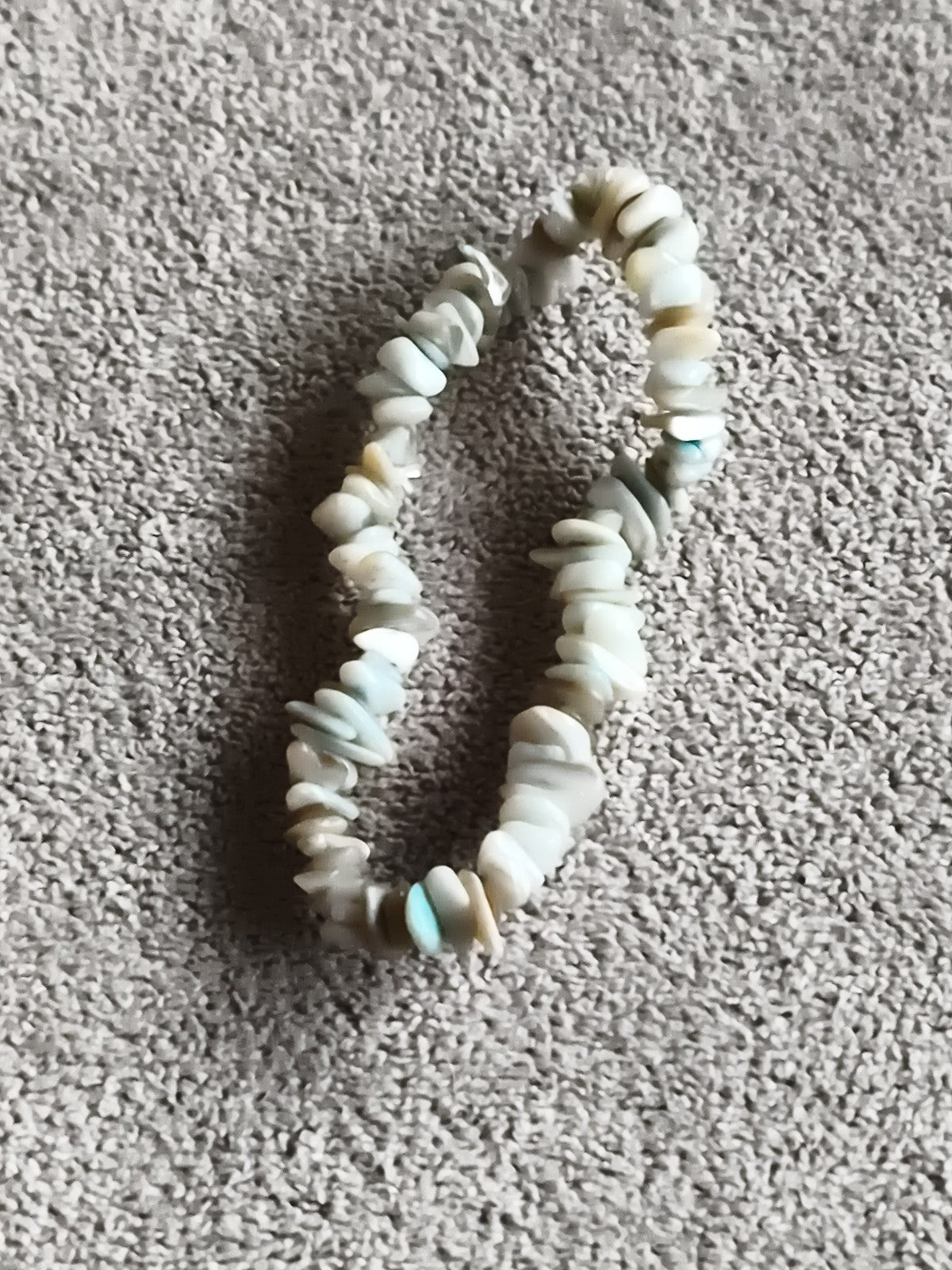 Bracelet chips pierres naturelles blanc beige, perles irrégulières, élastique
