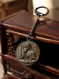 Porte-clés vintage religieux médaillon relief, objet publicitaire ancien