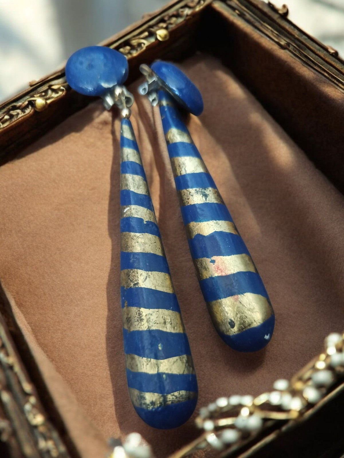 Boucles d’oreilles pendantes vintage rayées bleu doré fantaisie années 80