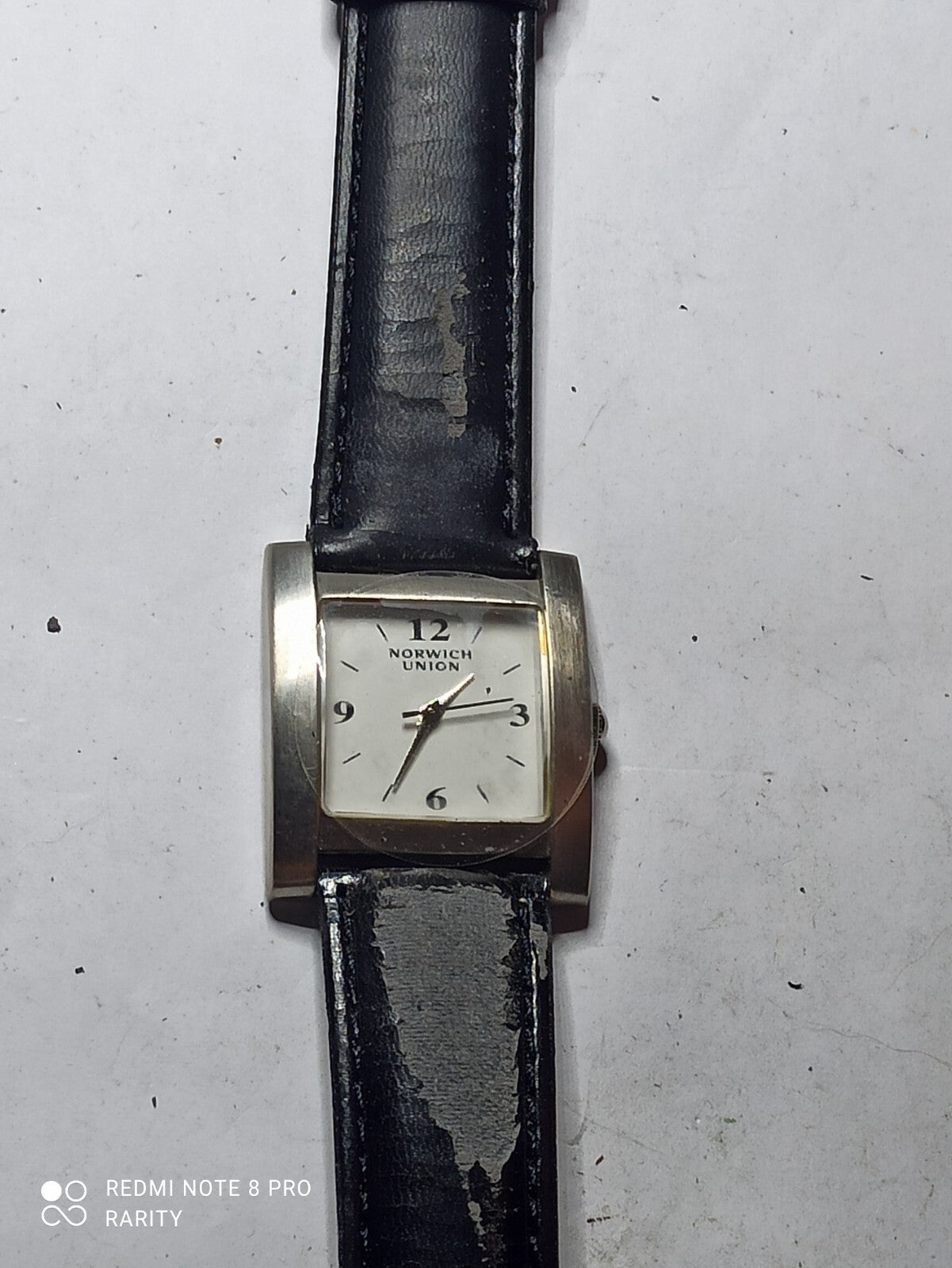 Montre homme vintage Norwich Union quartz cadran carré, bracelet noir usé