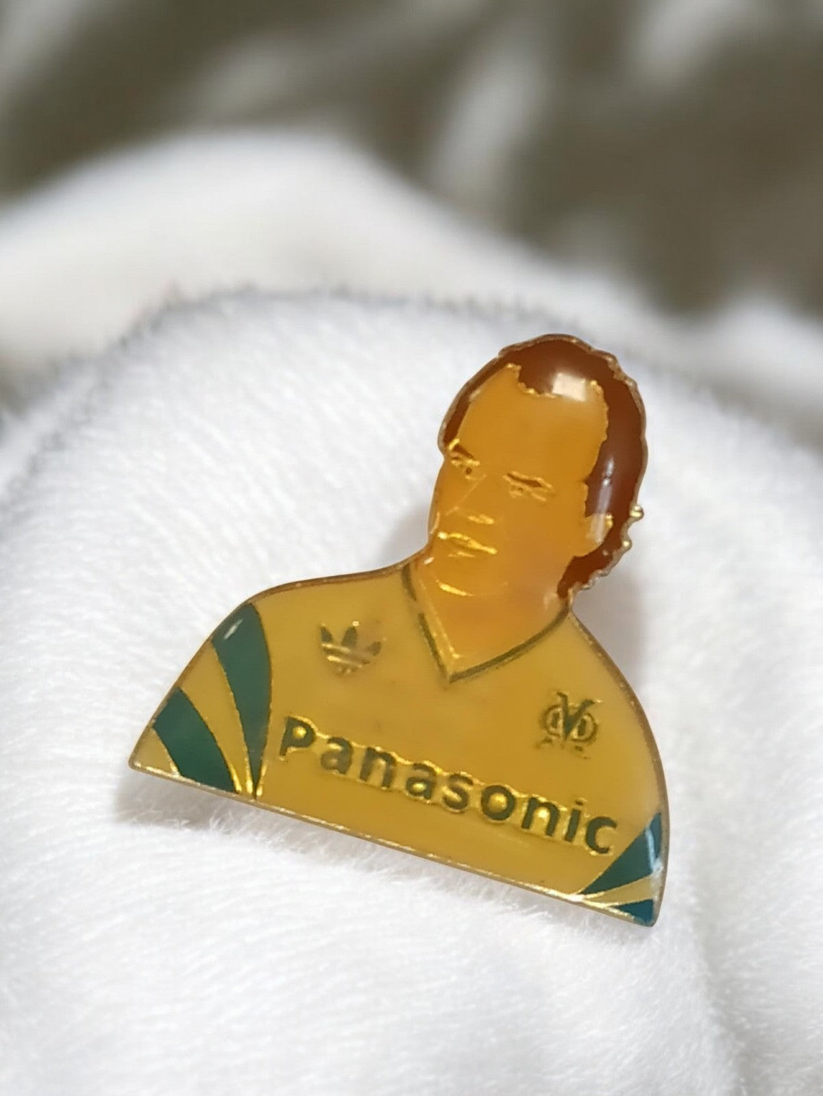 Pin's vintage OM Adidas Panasonic rétro football années 80 jaune