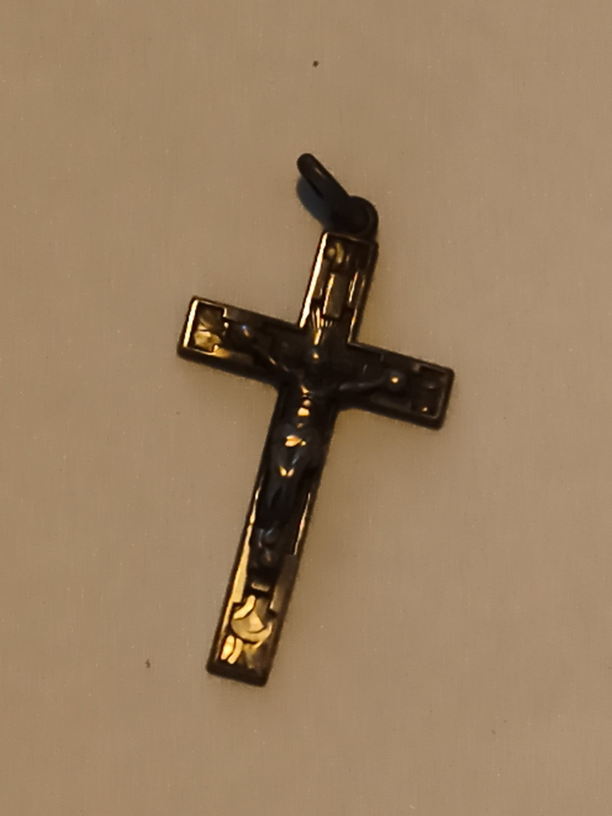 Petite croix ancienne pendentif crucifix métal aspect patiné religieux vintage