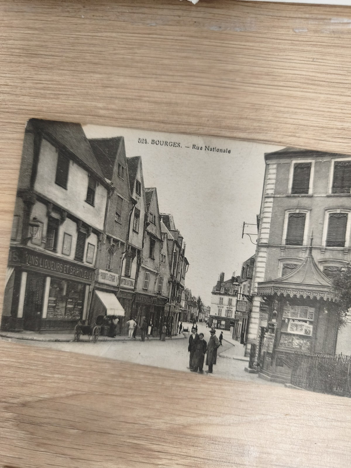 Ancienne carte postale CPA Bourges Rue Nationale commerces et passants vintage