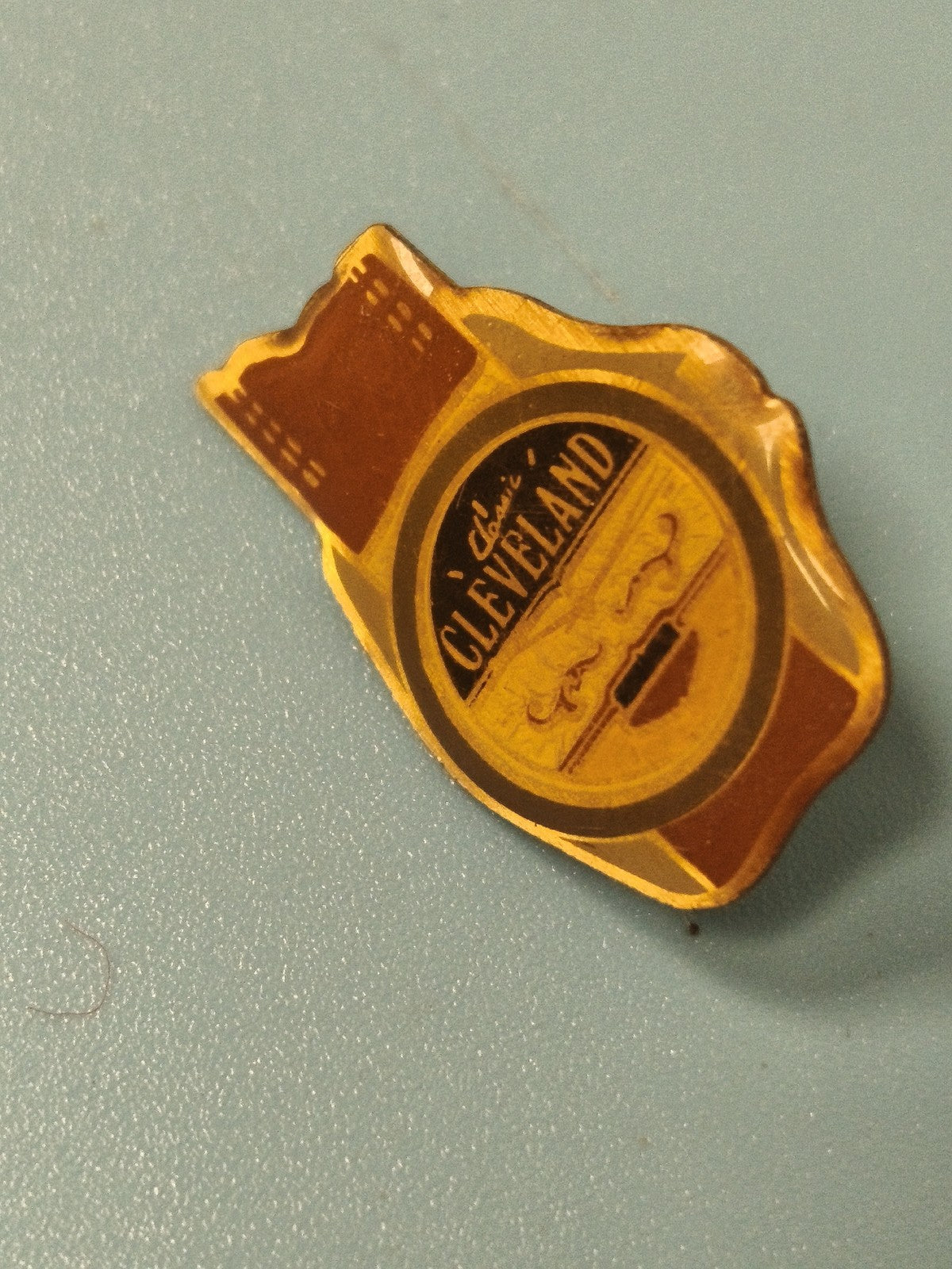Pin's vintage Cleveland jaune forme silhouette bâtiment USA collection rétro