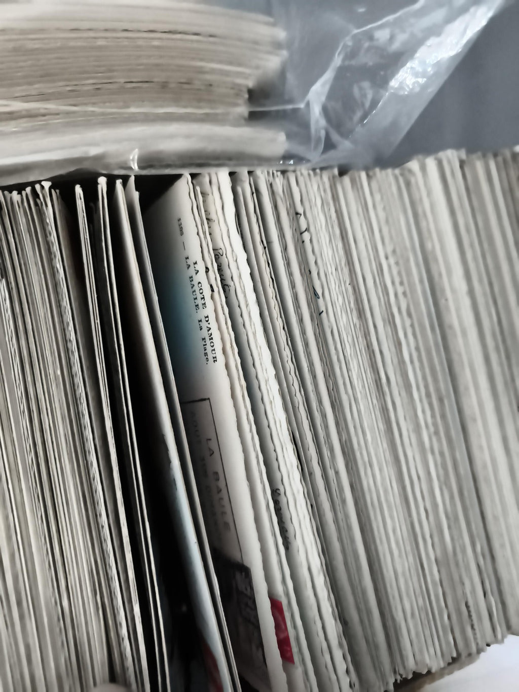 Lot de classeurs philatélie Memoris et boîtes de rangement papiers