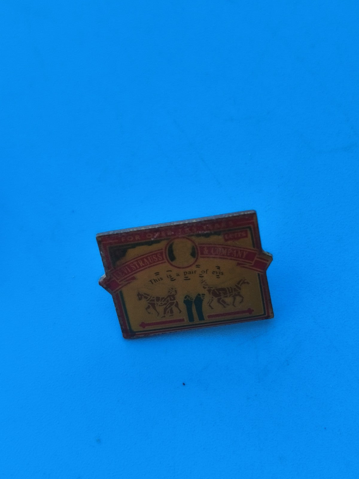 Vintage pin's Levi Strauss étiquette rouge jaune collector western ancien