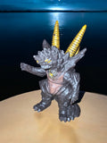 Figurine monstre Bandai Ultra Kaiju Ultraman cornes dorées 2013