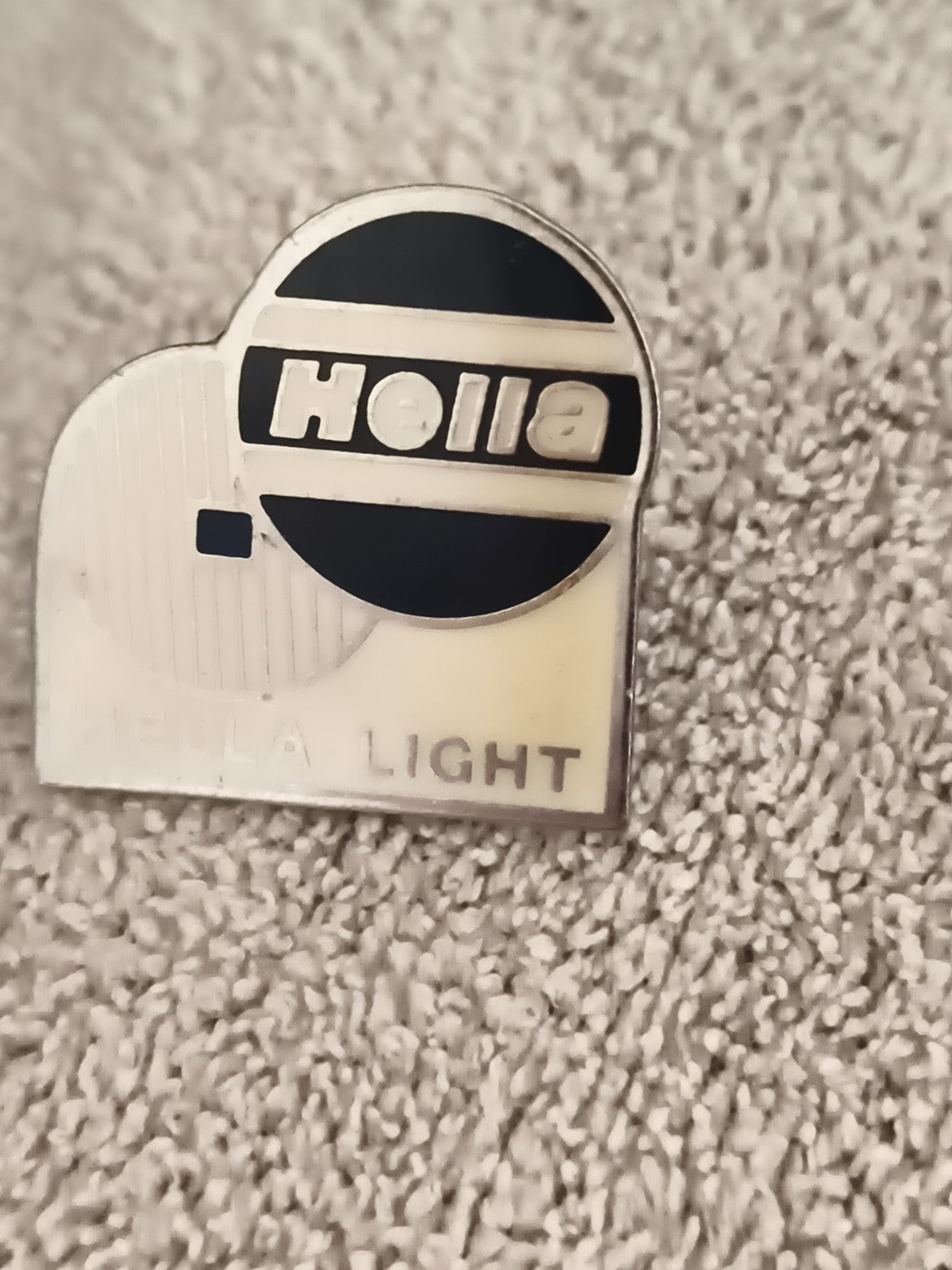 Pin's vintage Hella Light logo auto ancien, badge publicitaire rétro (Ref 6)