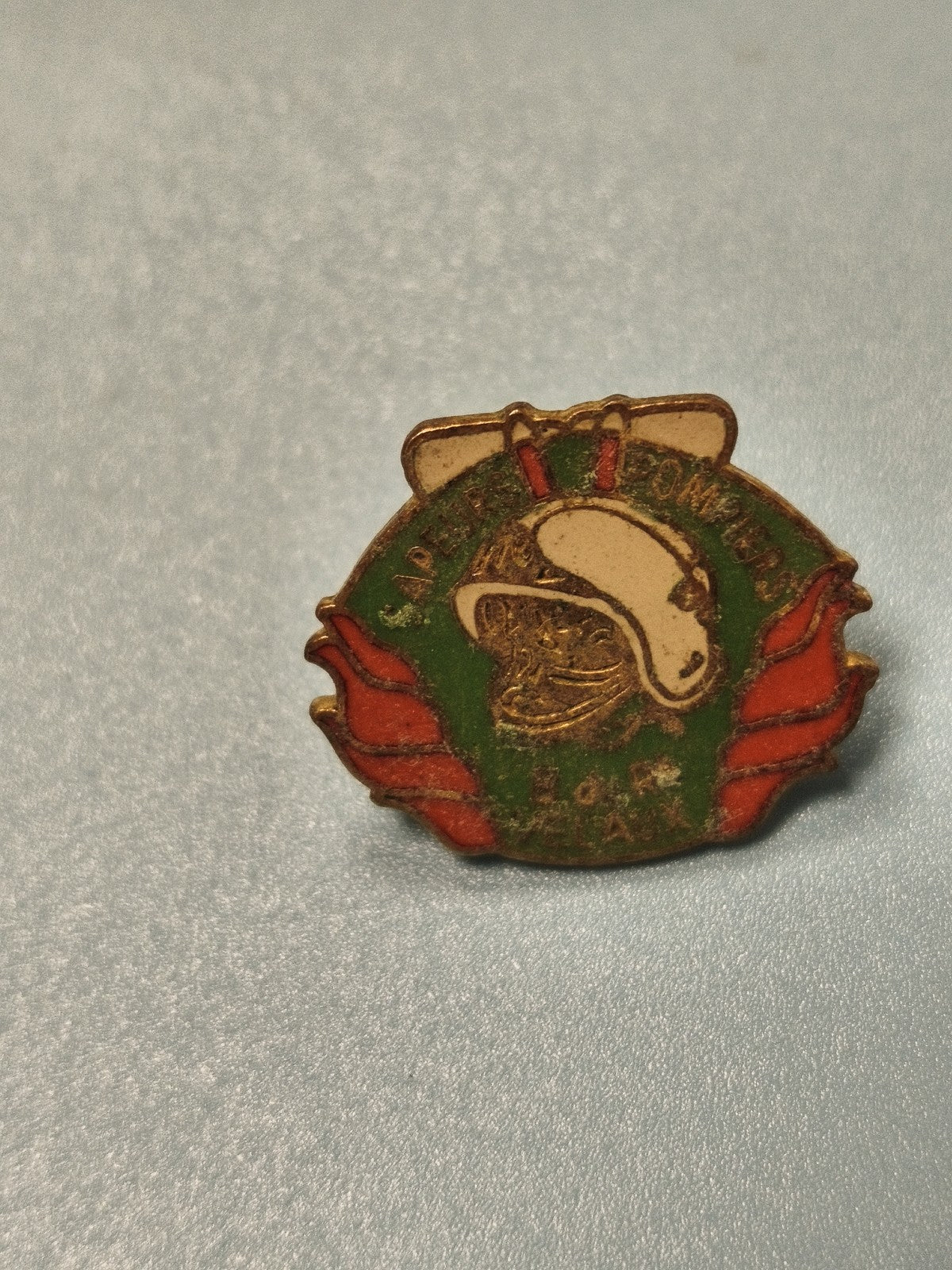 Vintage pin's sapeurs-pompiers casque et flammes émaillé collection (Ref 12)