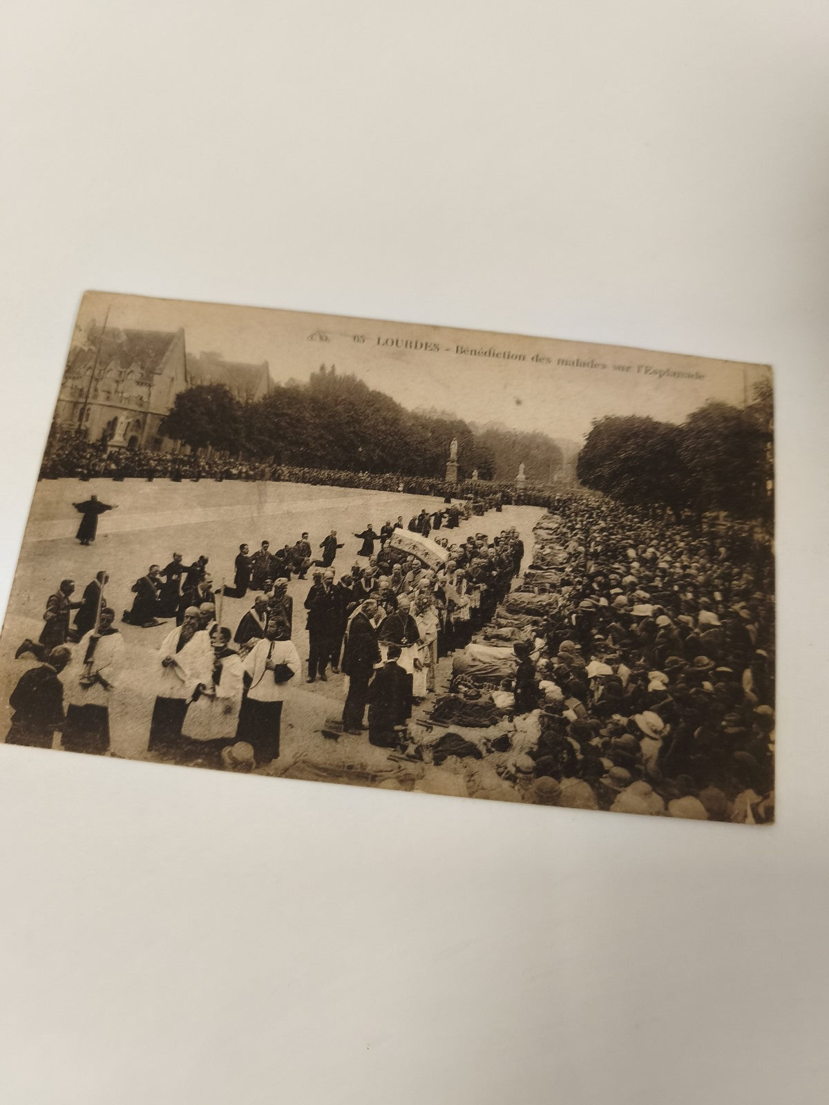 Carte postale ancienne Lourdes bénédiction des malades Esplanade religieux