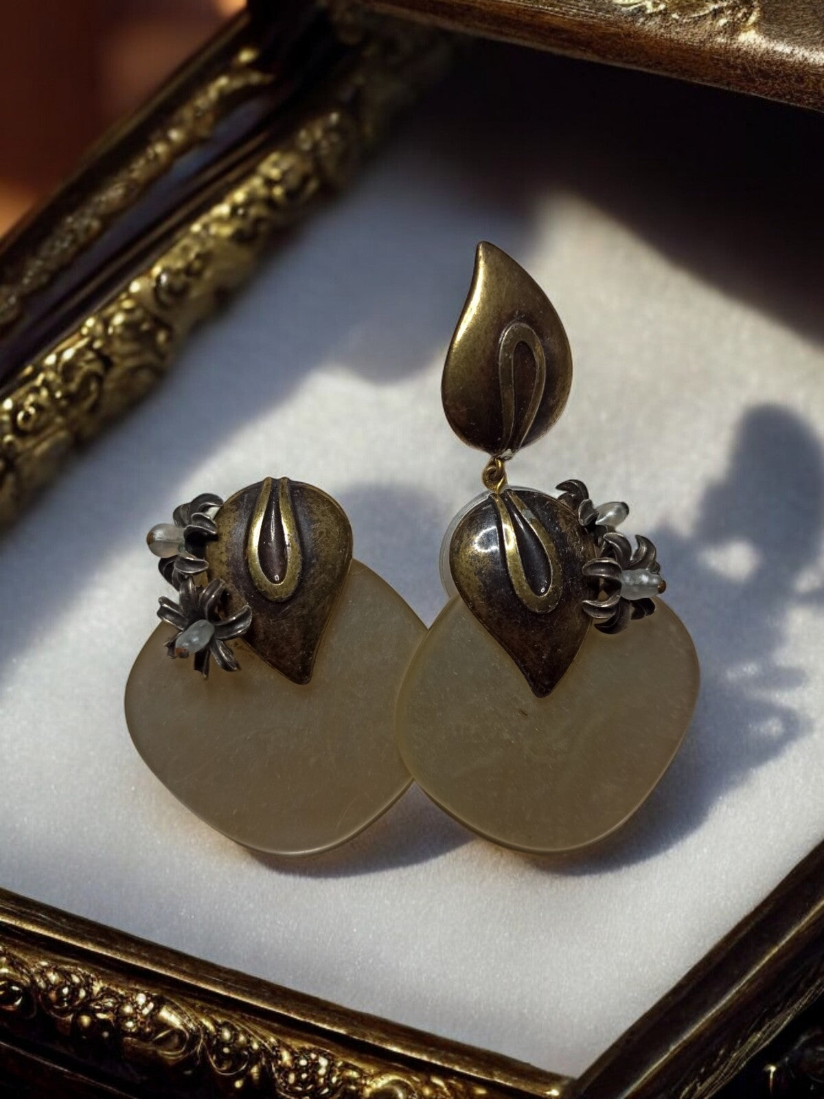 Paire boucles d?oreilles clips vintage fantaisie laiton et résine translucide