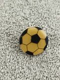 Pin's vintage ballon de football noir jaune, badge rétro sport (Ref 1)