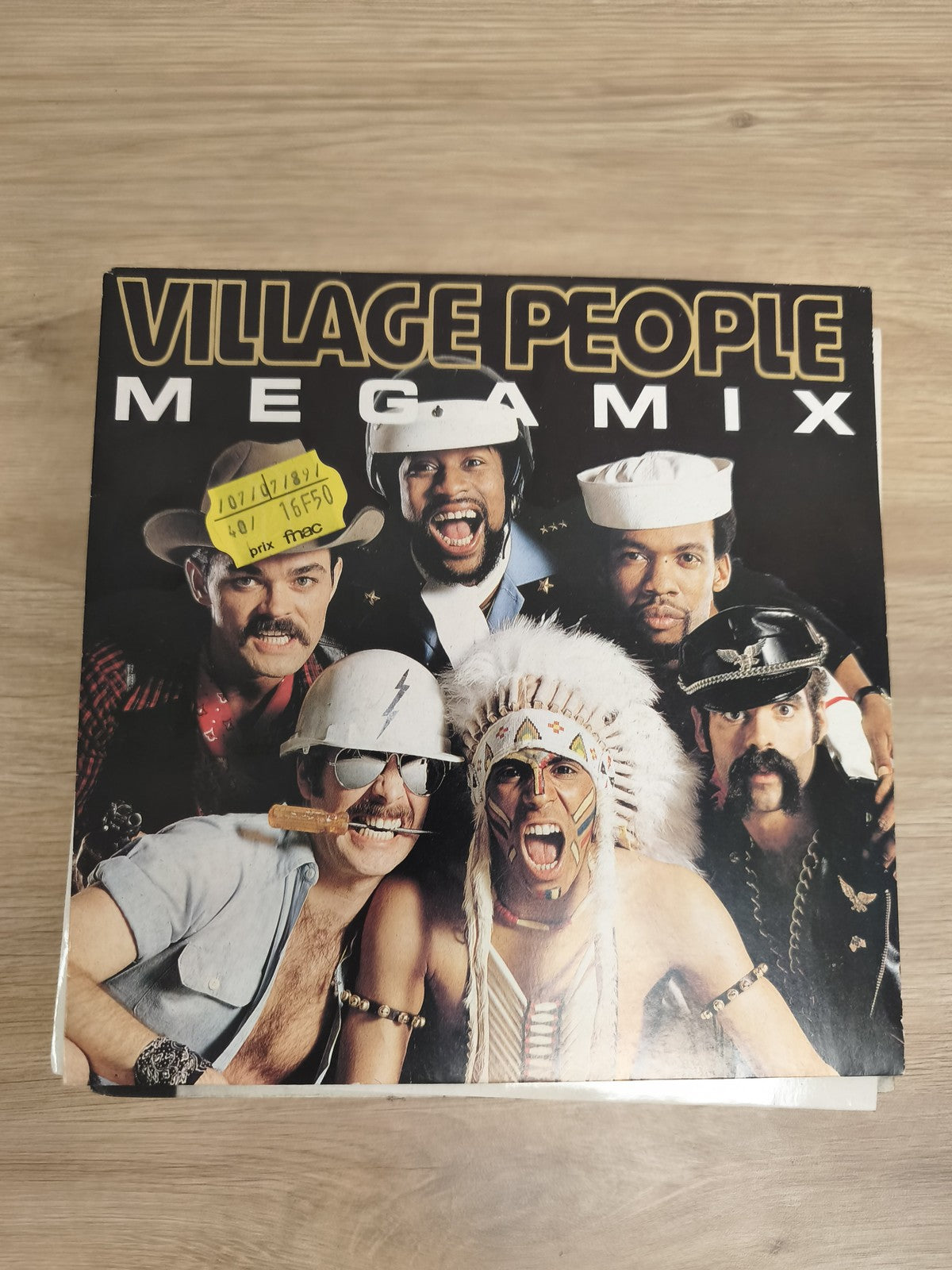 Vinyle 45T Village People Megamix pochette groupe couleurs (Ref 1)
