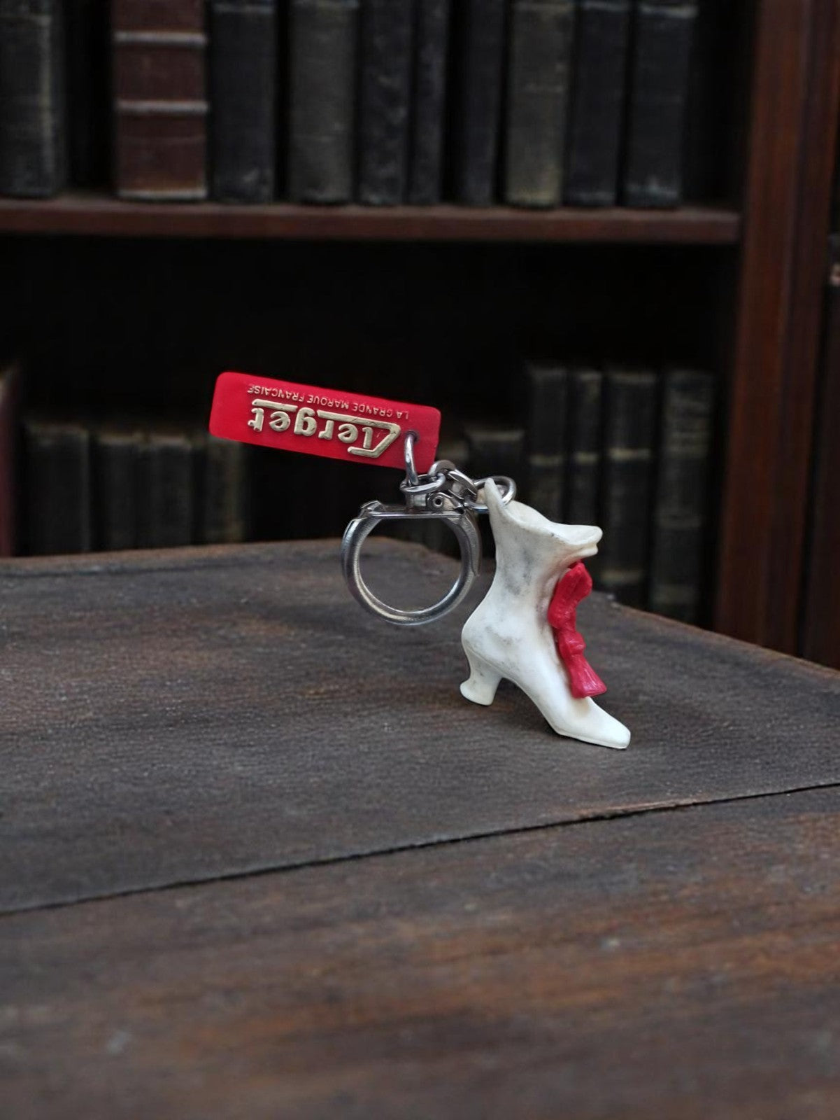 Porte-clés vintage Acieral chaussure blanche métal rétro publicité années 70