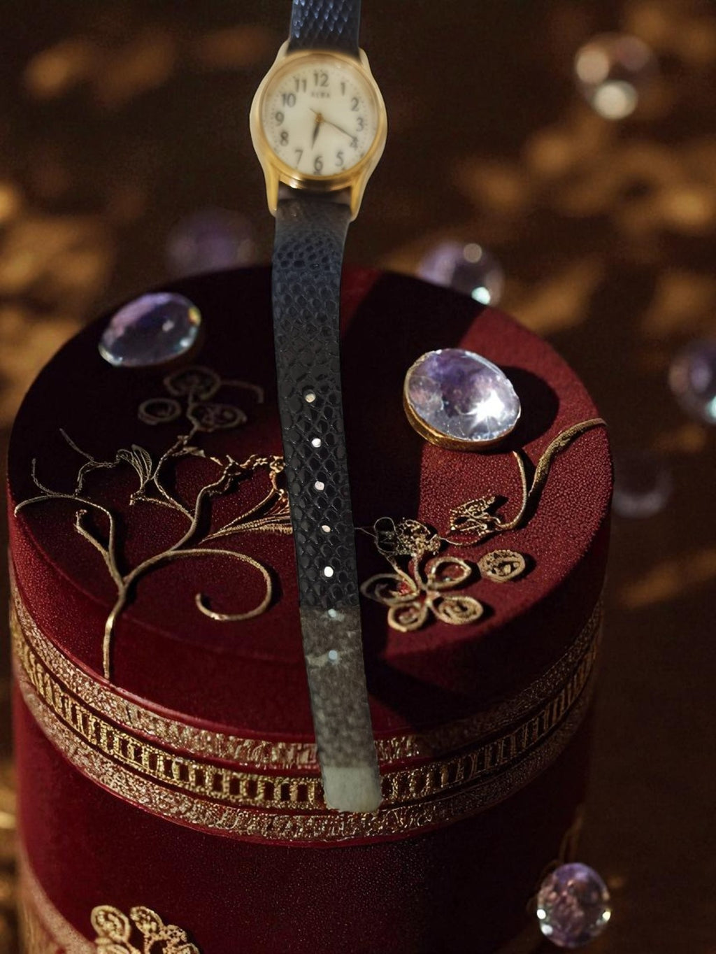 Montre femme Alba vintage cadran doré, ancien modèle à pile, bracelet texturé