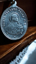 Médaille religieuse vintage Sainte Thérèse priez pour nous ancienne patine